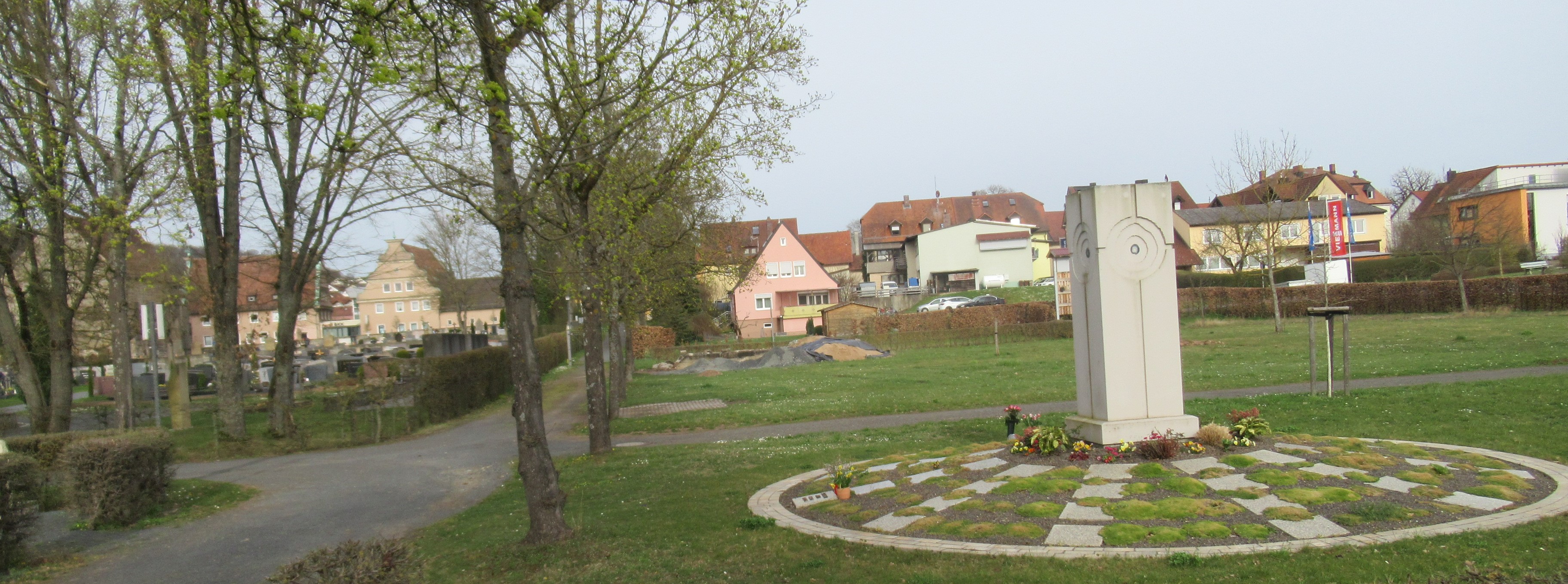 Friedhof Ebern Urnengrabstelle mit künftigem LBD-Parkplatz